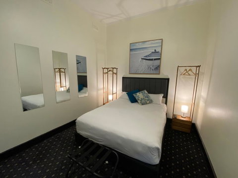 Rooms At Carboni's - Surfers Gold Coast 2