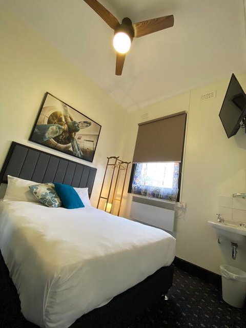 Rooms At Carboni's - Surfers Gold Coast 3