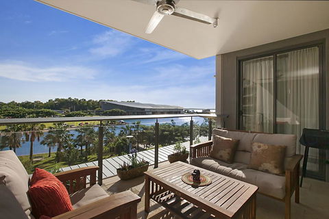 Saltwater Suites - 1,2 & 3 Bed Waterfront Apartments - Surfers Gold Coast 2