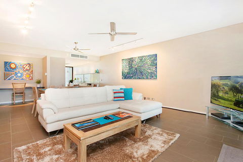 Saltwater Suites - 1,2 & 3 Bed Waterfront Apartments - Surfers Gold Coast 1