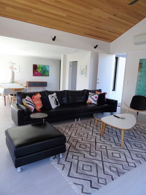 Salty Lark Beach House - Surfers Gold Coast 3