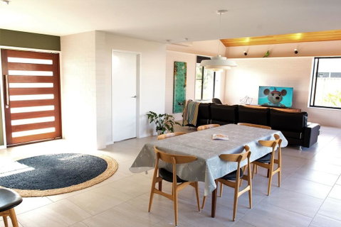Salty Lark Beach House - Surfers Gold Coast 1