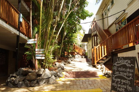 Somewhere To Stay Backpackers - Surfers Gold Coast 1