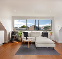 Spacious 2 Bed House 2 AC and Free Street Parking - Surfers Gold Coast