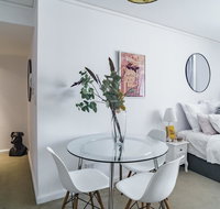 Spacious Apt V Stylish Furniture Pool GYM - Surfers Gold Coast