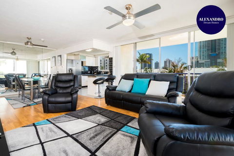 SPACIOUS RESORT STYLE APARTMENT And PARKING INC - Surfers Gold Coast 0