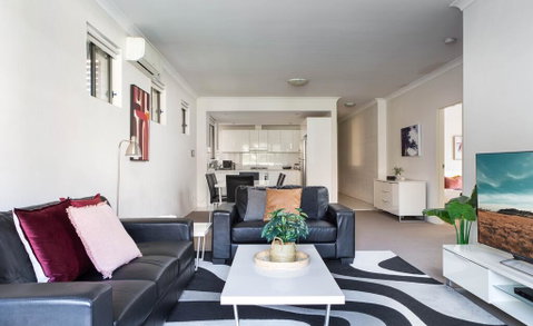 Spacious Two-Bedroom Apartment Near Hospital - Surfers Gold Coast 0