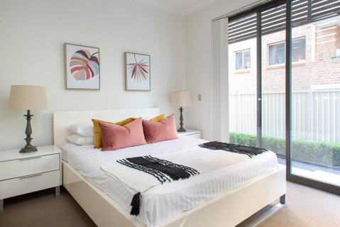 Spacious Two-Bedroom Apartment Near Hospital - Surfers Gold Coast 1