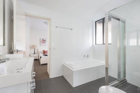 Spacious Two-Bedroom Apartment Near Hospital - Surfers Gold Coast 3
