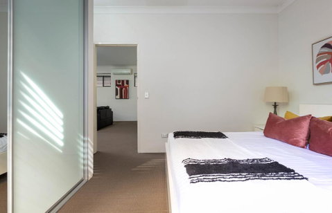 Spacious Two-Bedroom Apartment Near Hospital - Surfers Gold Coast 2