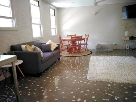 Stranded? Nowhere To Stay? Sanitised Apartment, Sleeps 4, Netflix, Wifi, Pool - Surfers Gold Coast 0