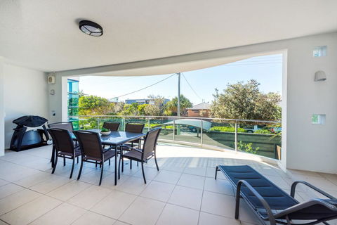 Stylish Beach Side Apartment - Unit 5 - 33 Lorikeet Drive - Surfers Gold Coast 1