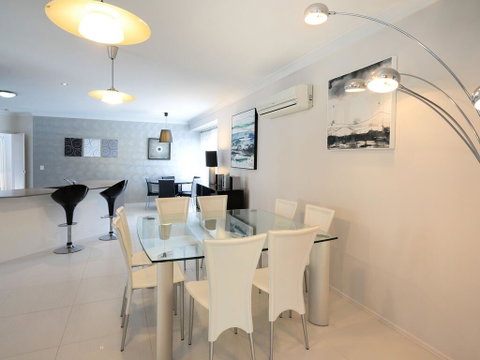 Super Sized Family Retreat With A Pool - Surfers Gold Coast 1