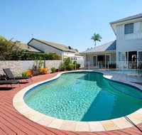 Super Sized Family Retreat With a Pool - Surfers Gold Coast