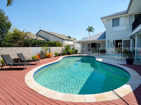 Super Sized Family Retreat With A Pool - Surfers Gold Coast 0