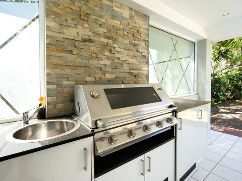 Super Sized Family Retreat With A Pool - Surfers Gold Coast 3