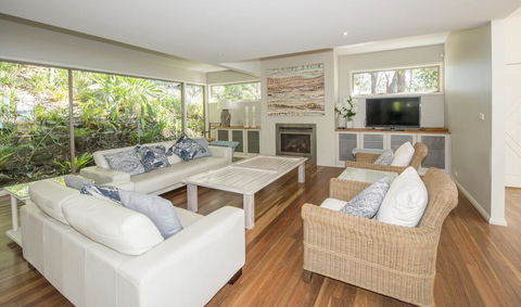 Surfers Ave Retreat Narrawallee - Surfers Gold Coast 3