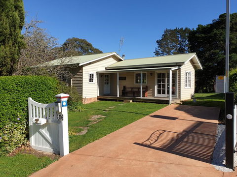 Sutton Forest Cottage - Surfers Gold Coast 1