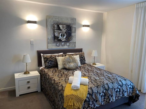 TERRACE LUX FULLY AIR 2 CAR FREE NETFLIX WIFI WINE - Surfers Gold Coast 1