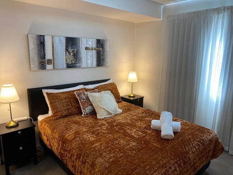 TERRACE LUX FULLY AIR 2 CAR FREE NETFLIX WIFI WINE - Surfers Gold Coast 2