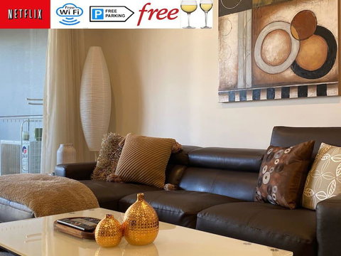 TERRACE LUX FULLY AIR 2 CAR FREE NETFLIX WIFI WINE - Surfers Gold Coast 0
