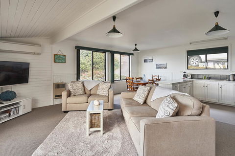KINGFISHER COTTAGE Beachfront At The Binalong Bay - Surfers Gold Coast 4