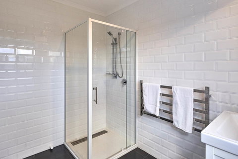 DOLPHIN LOOKOUT COTTAGE - Amazing Views Of The Bay Of Fires - Surfers Gold Coast 3