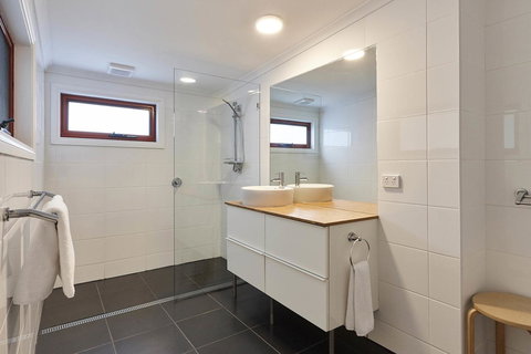 DOLPHIN LOOKOUT COTTAGE - Amazing Views Of The Bay Of Fires - Surfers Gold Coast 2