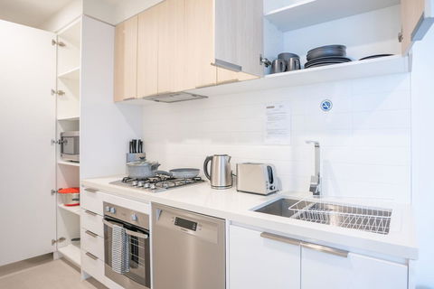 Poplar Apartments - Surfers Gold Coast 14