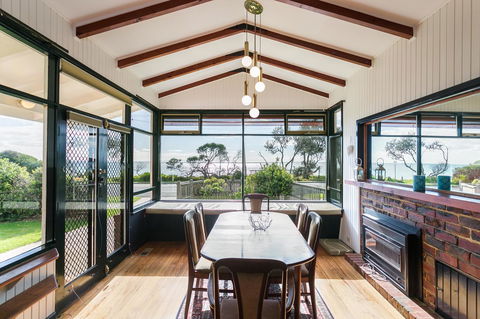Beach Front Beauty - Ocean Front Views - Surfers Gold Coast 1