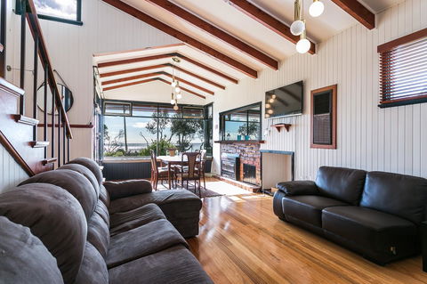 Beach Front Beauty - Ocean Front Views - Surfers Gold Coast 6
