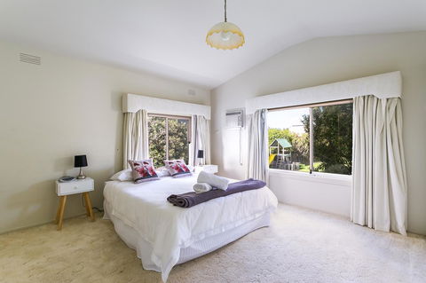 Beach Front Beauty - Ocean Front Views - Surfers Gold Coast 10