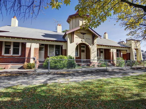 Boutique Heritage Studios On Ryrie Geelong CBD Opposite Hospital - Surfers Gold Coast 4