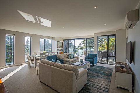 C-Scape Esplanade Cowes - Surfers Gold Coast 0