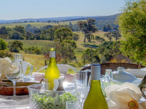 The Farmhouse - Grape Vines And Rolling Green Hills - Surfers Gold Coast 0