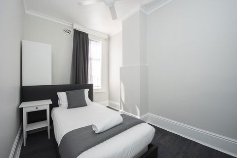 The Parade Hotel - Surfers Gold Coast 1