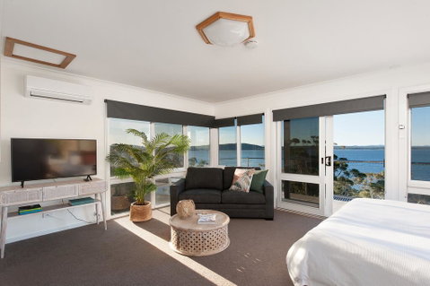 Tranquil Waters - With Mesmerising Waterviews - Surfers Gold Coast 1