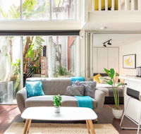 Trendy Loft Near Smith St. with Cosy Courtyard and Parking