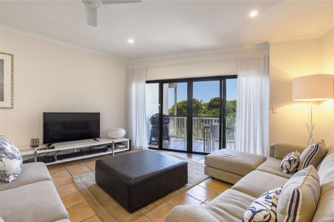 Wake Up To Ocean Views In Stylish Comfort - Surfers Gold Coast 2
