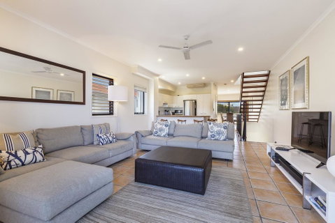 Wake Up To Ocean Views In Stylish Comfort - Surfers Gold Coast 1
