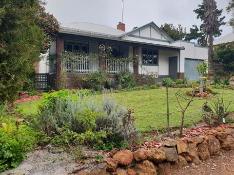 Walnut Cottage - 2 Bedroom Pet Friendly Country Cottage - Surfers Gold Coast 0