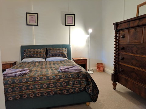 Walnut Cottage - 2 Bedroom Pet Friendly Country Cottage - Surfers Gold Coast 1