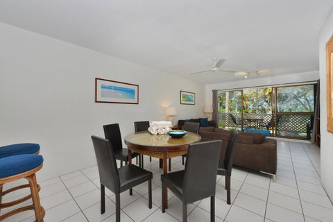 Seascape Holidays At Beachfront Terraces - Surfers Gold Coast 9