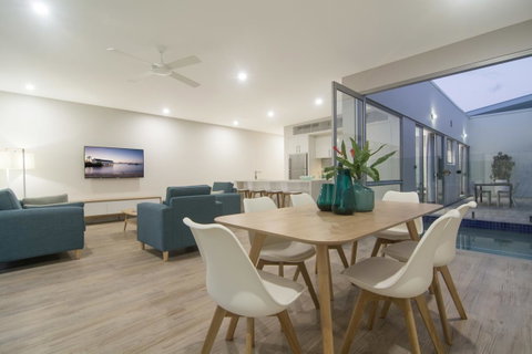 Pool Resort Port Douglas - Surfers Gold Coast 37