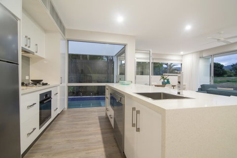 Pool Resort Port Douglas - Surfers Gold Coast 40