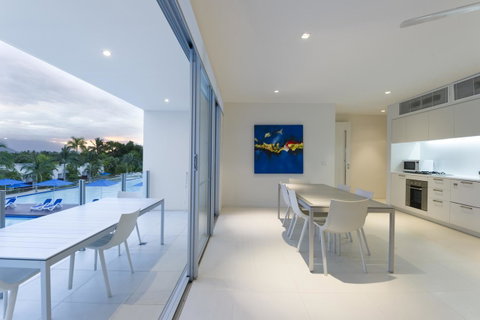 Pool Resort Port Douglas - Surfers Gold Coast 16
