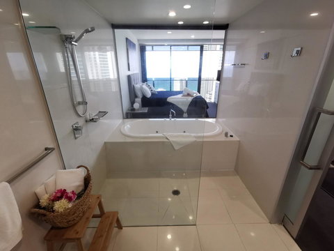 Circle Luxury Holidays - Surfers Gold Coast 11