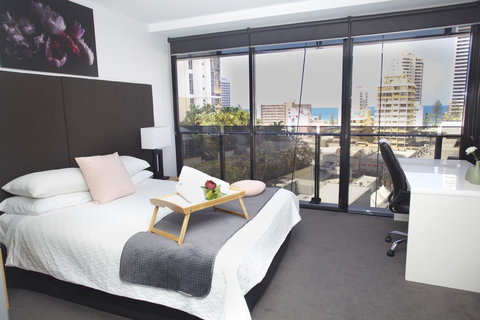 Circle Luxury Holidays - Surfers Gold Coast 9