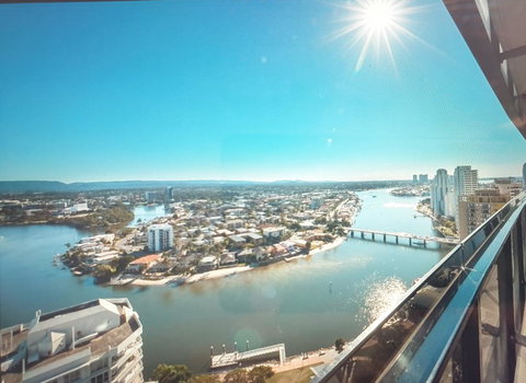 Circle Luxury Holidays - Surfers Gold Coast 10