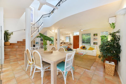 [ ANDY'S BEACH HOUSE ] - Surfers Gold Coast 10